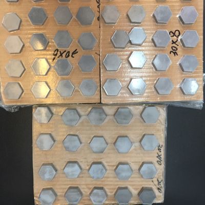 Özel Boyutlu, 2.52g/cm3 Yoğunluklu ve 3000-3300 HV Sertlikli Bor Karbür Balistik Kiremit, Üstün Seramik Koruma İçin