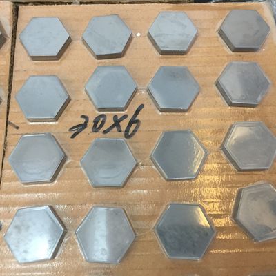 Basınçsız Sinterlenmiş Silisyum Karbür Seramik Levha 50x50x8mm, %99.0'dan Yüksek SiC Saflığı ile Balistik Zırh Plakası İçin