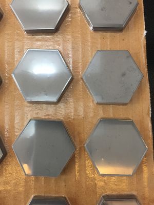 Basınçsız Sintered Silikon Karbid Seramik Plak SW50 mm 9 mm kalınlığında altıgen balistik zırh plaka
