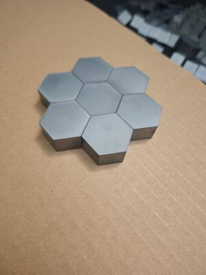 Basınçsız Sinterlenmiş Silisyum Karbür Tek Eğimli Balistik Plaka 250x300mm NIJ Seviye III+ Çoklu Atış Zırh Eki