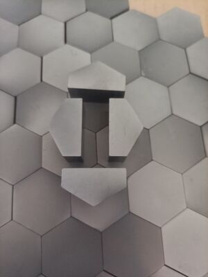 Basınçsız Sinterlenmiş Silisyum Karbür Tek Eğimli Balistik Plaka 250x300mm NIJ Seviye III+ Çoklu Atış Zırh Eki