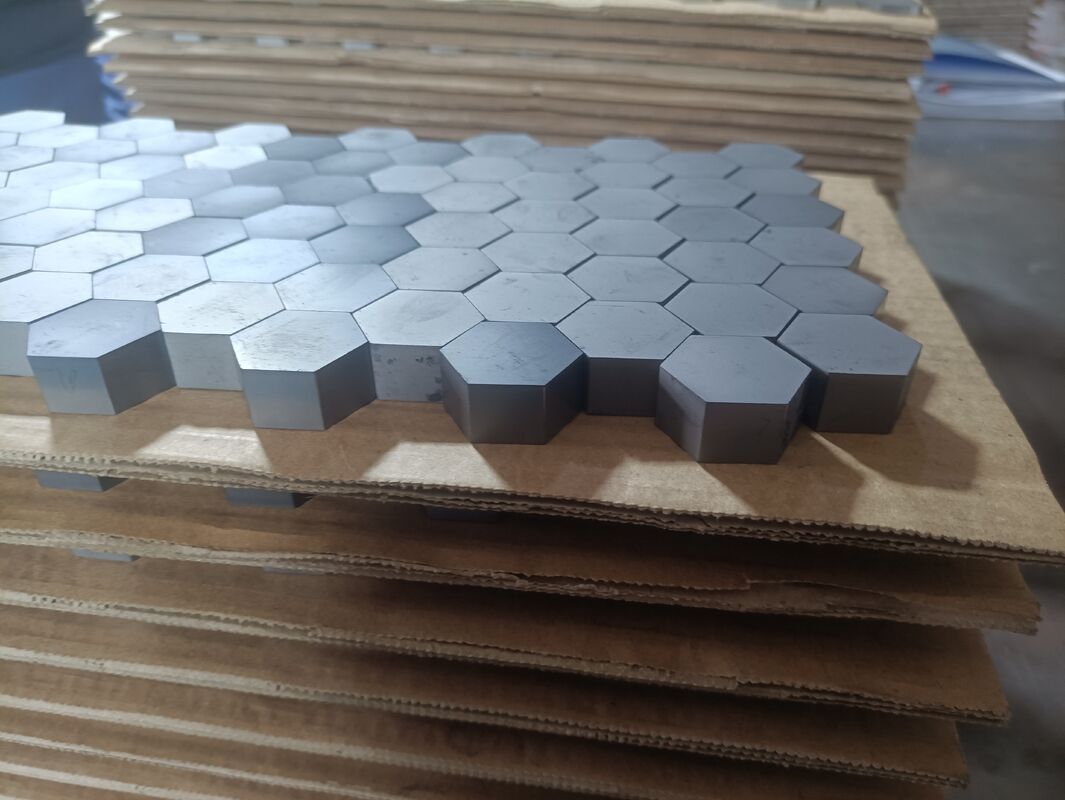 Basınçsız Sinterlenmiş Silisyum Karbür Seramik Levha NIJ Seviye III Balistik Plaka 100x100x8mm